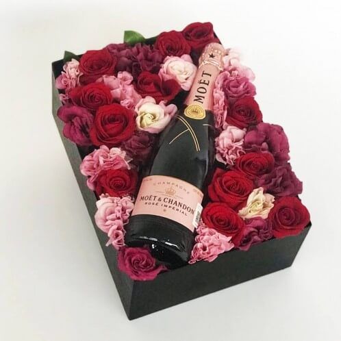 Dárková krabice k svátku s růžemi a šampaňským. 