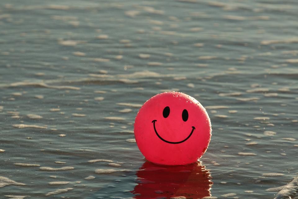 Přání k svátku s usmívajícím se balonem na vodě.