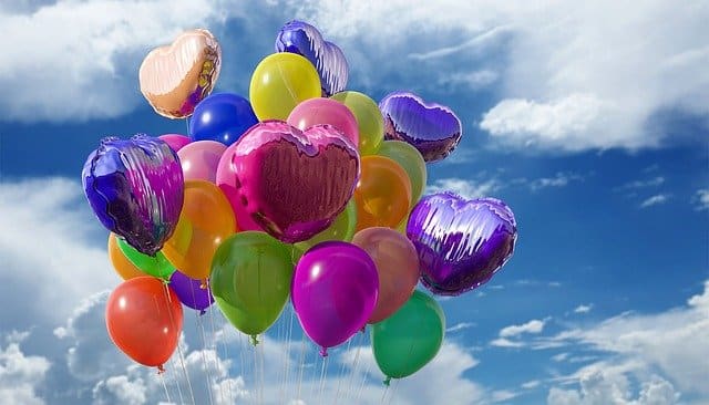 Přáníčko k svátku s barevnými balónky.