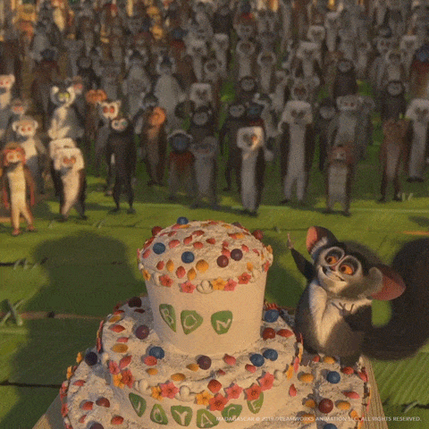 GIF přání k jmeninám oslava zvířátek s dortem. 