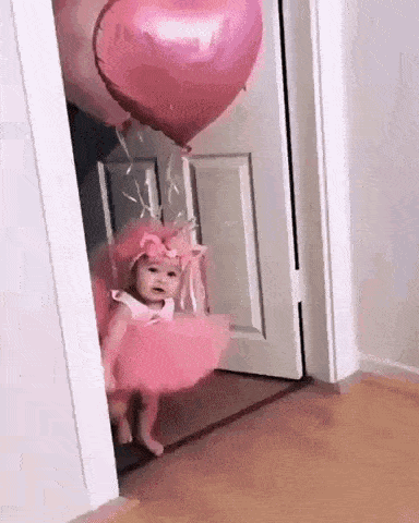 GIF přáníčko k svátku s holčičkou letící s balony.