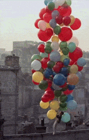 GIF přání k svátku dítě a spousta balónků. 
