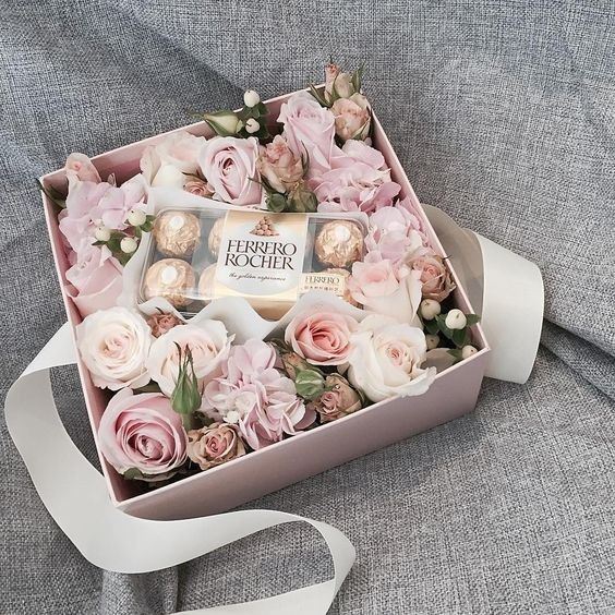 Dárková krabice k svátku s květinami a bonbóny. 