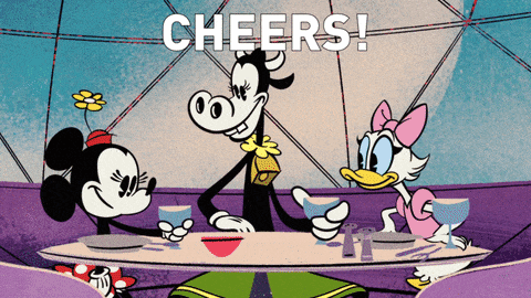 GIF přání k svátku Mickey Mouse si připíjí s kámošema. 