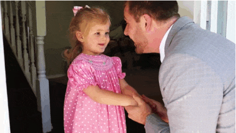 GIF blahopřání k svátku holčička dává pusu tátovi. 