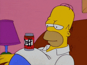 GIF přání k svátku Homer Simpson s pivem na gauči. 