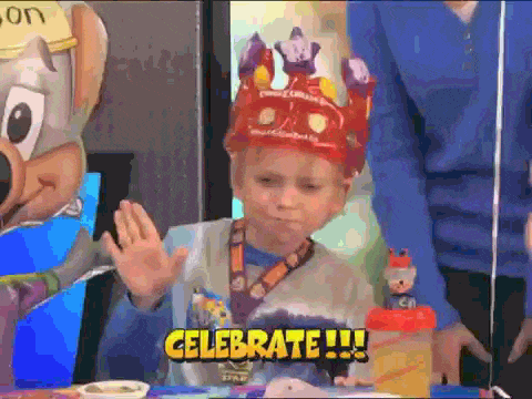 GIF blahopřání k svátku slavující dítě s čepicí na hlavě. 