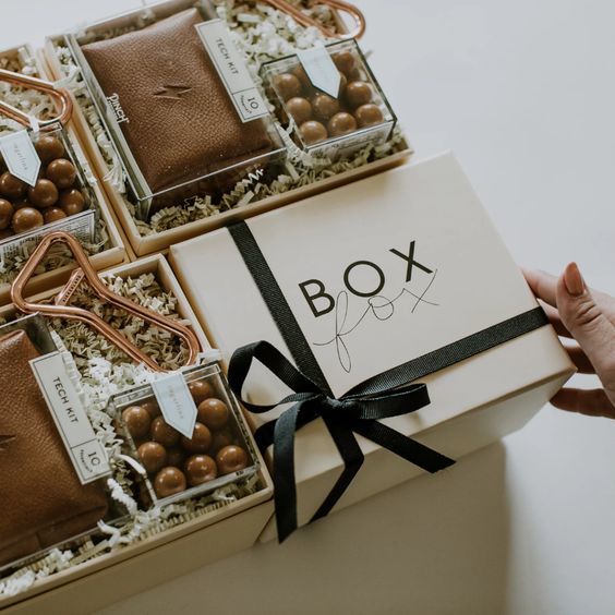 Dárková krabice k svátku pro muže s čokoládou a otvírákem. 