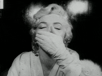 GIF přání k svátku Marylin Monroe posílá pusu. 