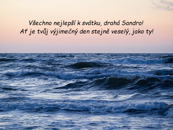 Sváteční přání pro Sandru na pozadí rozbouřeného moře při západu slunce.