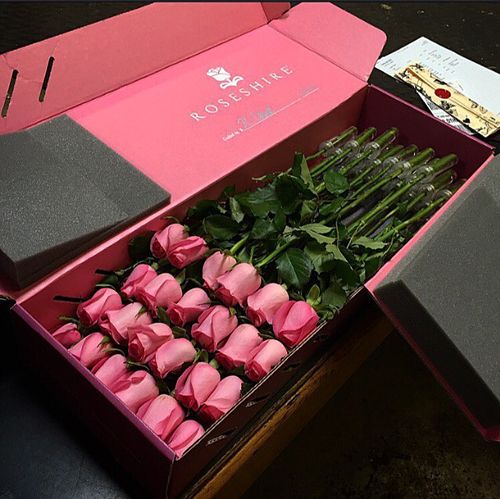 Růžová dárková krabice k svátku s růžemi. 