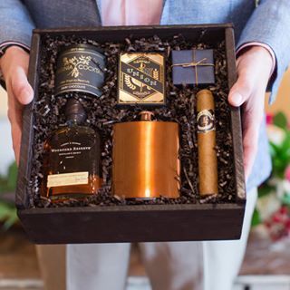 Dárková krabice k svátku pro muže s doutníkem a whisky. 