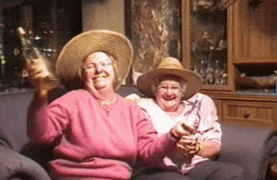 GIF přání k svátku dvě slavící babičky. 