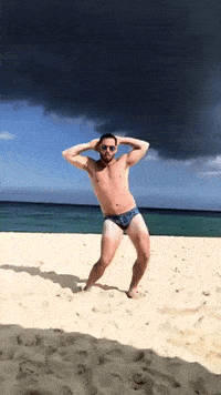 GIF přání k svátku borec tančí na pláži. 