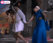 GIF přání k svátku s tančícími lidmi za sebou.