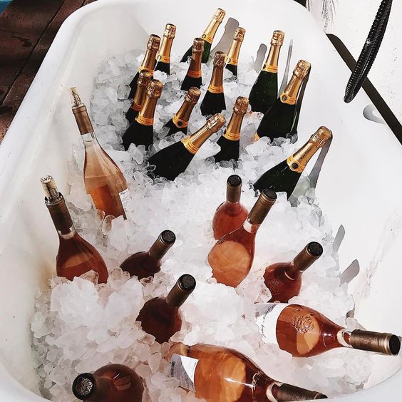 Vana plná ledu a lahví šampaňského. 