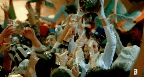 GIF přání k svátku oslavující lidi s šampaškým. 