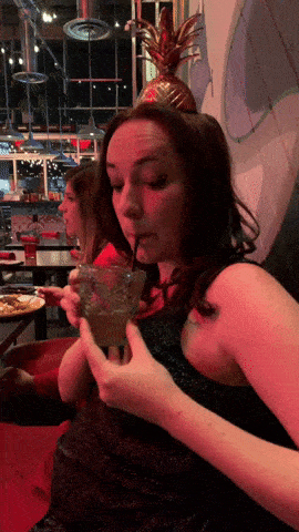 GIF blahopřání k svátku holka s drinkem v baru. 