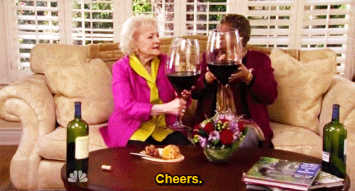 GIF přání k svátku dvě tety si připíjí s vínem. 