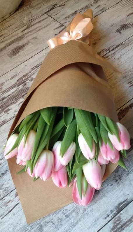 Dárková kytice k svátku z růžových tulipánů. 