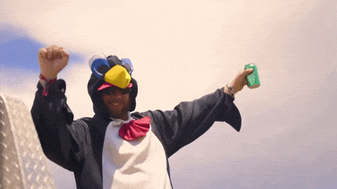 GIF přání k jmeninám borec s pivem v obleku tučňáka. 