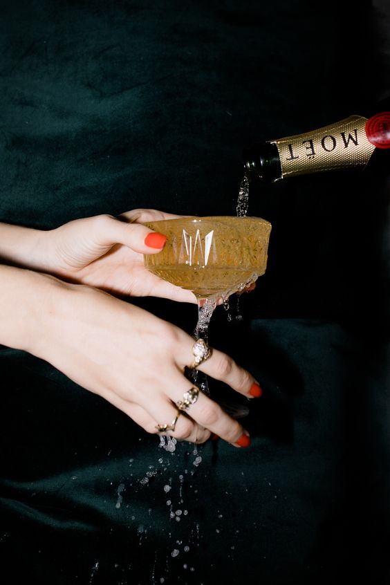 Oslava svátku se skleničkou šampaňského v ruce. 