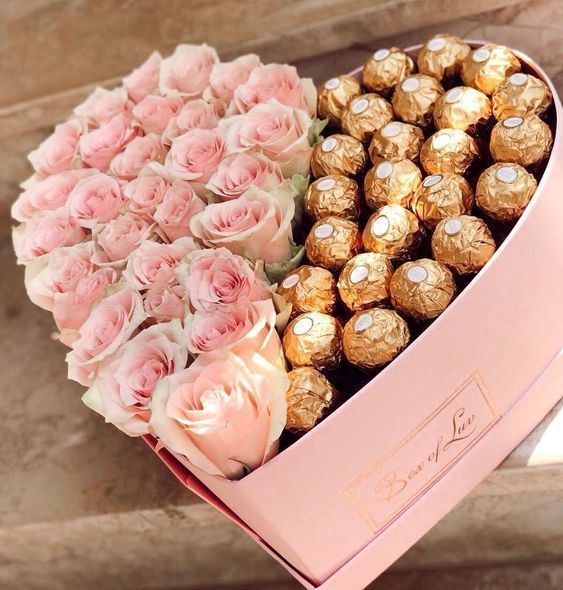 Dárková krabice ke svátku ve tvaru srdce s růžemi a čokoládou. 
