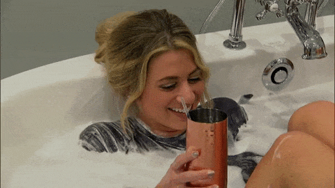 GIF blahopřání k jmeninám holky s drinkem ve vaně. 