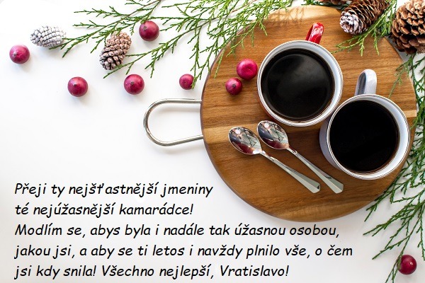 Přání k svátku Vratislavě na bílém pozadí s dřevěným tácem a dvěma šálky kávy, zdobeným vánoční výzdobou.