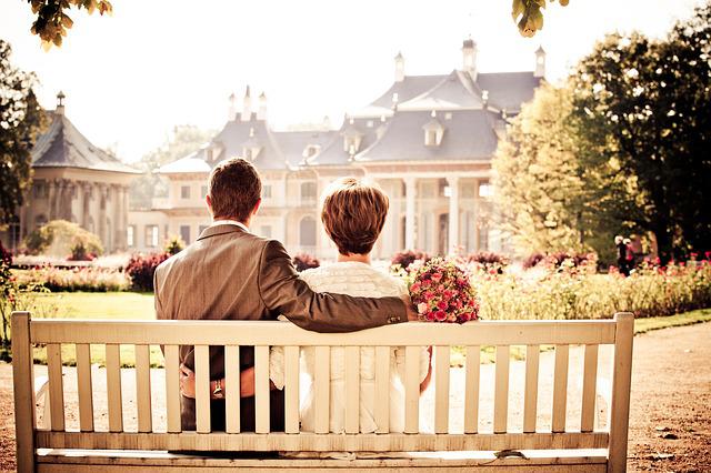 Přání k svátku se zamilovaným párem na lavičce.