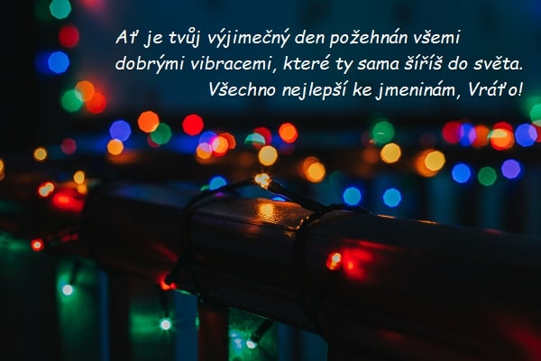 Zábradlí zdobené vánočními barevnými světýlky s blahopřáním k svátku pro Vratislavu.