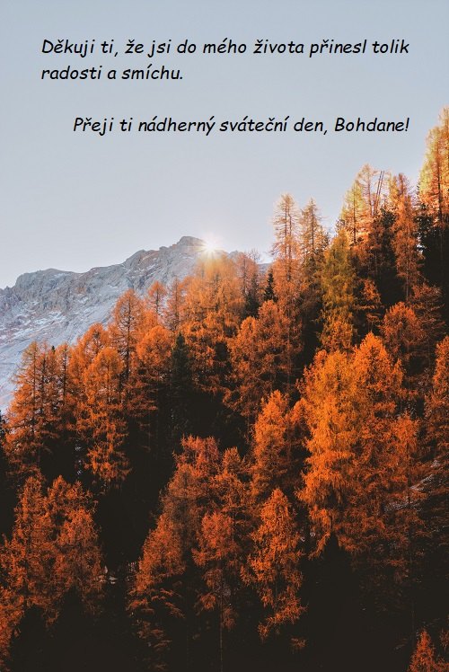 Blahopřání ke jmeninám Bohdanovi na pozadí oranžově zbarveného lesa na pozadí hor se zapadajícím sluncem.