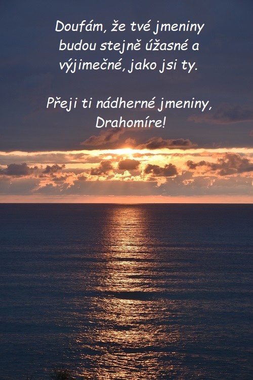 Přání k svátku pro Drahomíra na pozadí hladiny moře při západu slunce.