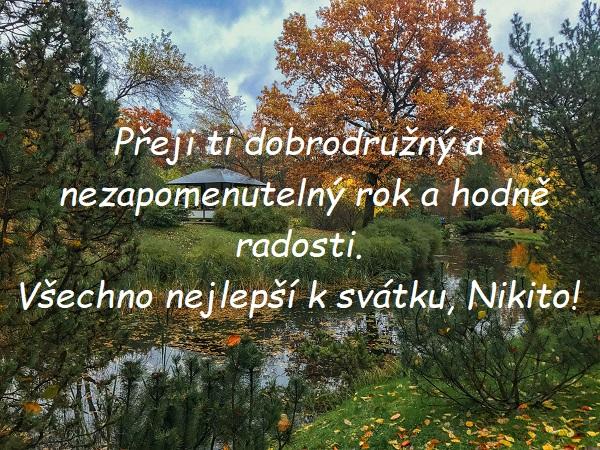 Gratulace ke jmeninám Nikitě na pozadí zahrady s altánkem a řekou na podzim. 