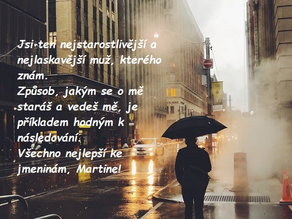 Blahopřání k svátku pro Martina na pozadí města v dešti s jdoucím člověkem pod deštníkem. 