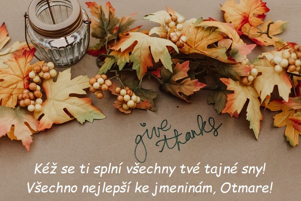 Přání všeho nejlepšího ke jmeninám Otmarovi na pozadí podzimních listů, bobulí a svíčky. 