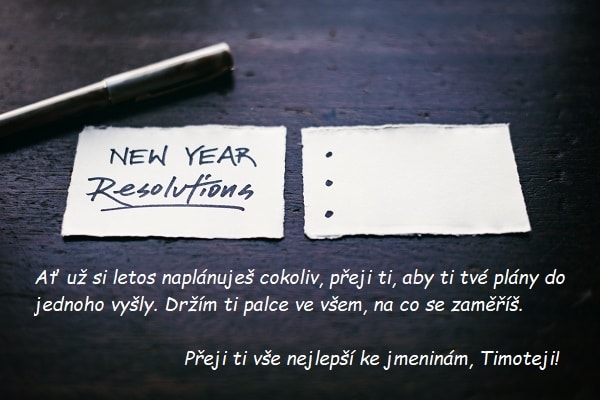 Přání k svátku Timotejovi na pozadí dvou papírových kartiček, na nichž je napsáno "New Year Resolutions".