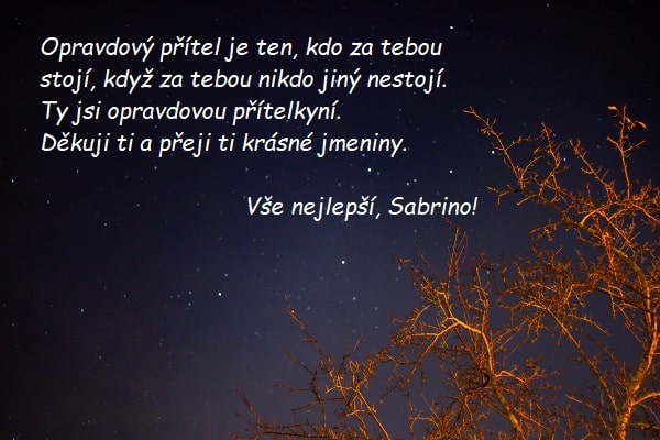 Blahopřání ke jmeninám Sabrině na pozadí koruny stromu pod noční oblohou s hvězdami. 