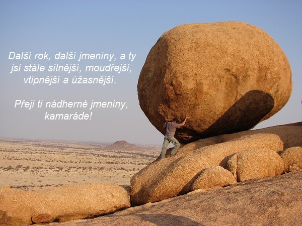 Muž, valící kámen na poušti s přáním ke jmeninám kamarádovi.