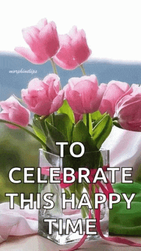 GIF přání k jmeninám s vázou tulipánů a blahopřáním.