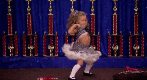 GIF blahopřání k svátku s malou tančící holčičkou.