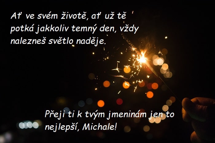 Hořící prskavka na tmavém pozadí s přáním k svátku Michalovi. 