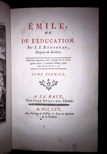 První strana knihy "Emil aneb O výchově" od spisovatele Jeana-Jacquese Rousseaua.