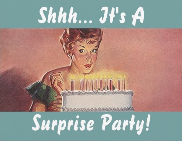 Retro narozeninová pozvánka se ženou nesoucí narozeninový dort s hořícími svíčkami a nápisem "Shhh... It´s a surprise party!".