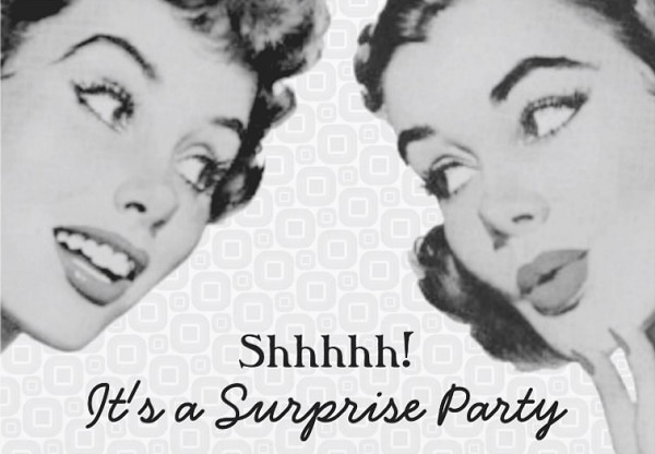 Černobílá retro pozvánka na narozeninovou oslavu se dvěma ženskými obličeji a nápisem "Shhhh! It´s a surprise party".
