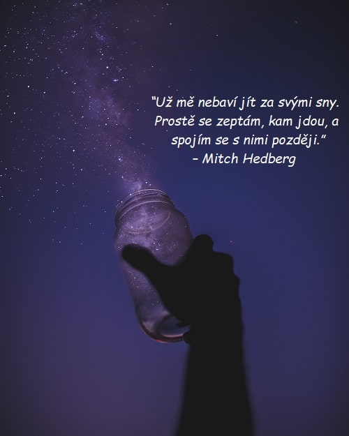 Ruka vypouštějící ze sklenice hvězdný prach na noční oblohu s vtipným citátem od Mitche Hedberga.