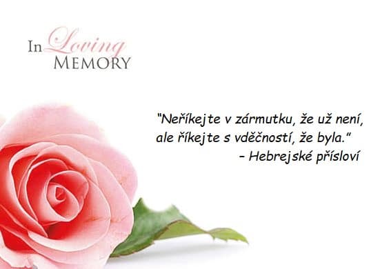 Vzpomínkový citát na zemřelé na bílém pozadí s ležící růží a nápisem "In loving memory".