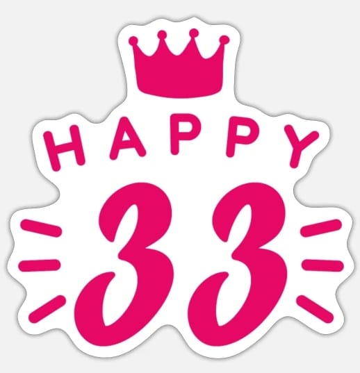 Růžový nápis zdobený korunkou "Happy 33". 