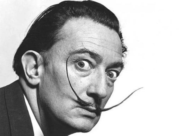 Černobílá fotografie Salvadora Dalí.
