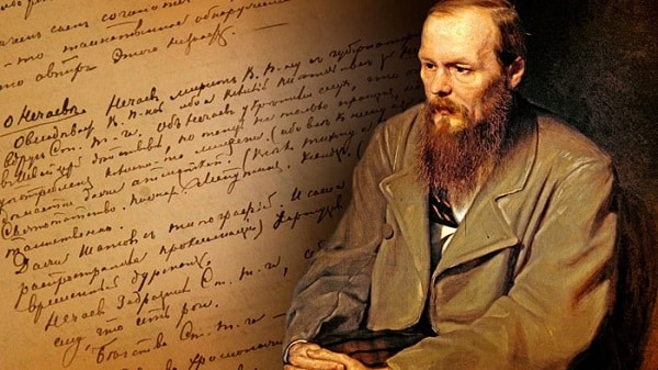 Sedící Dostojevskij na pozadí jeho spisů.